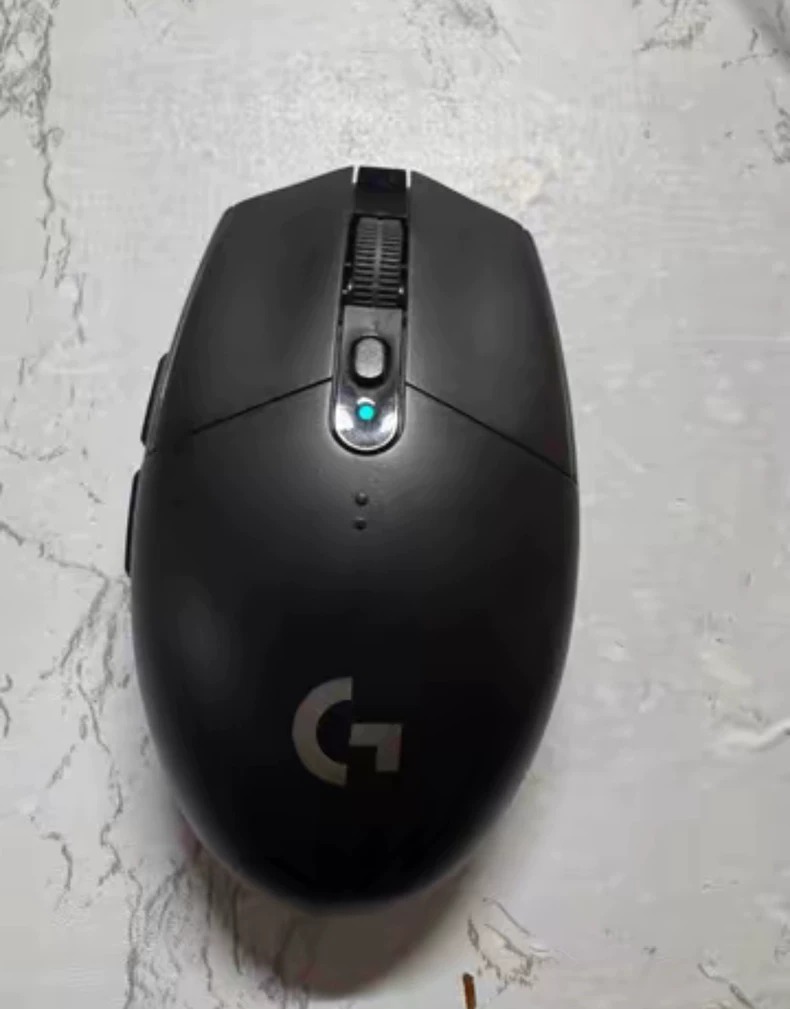 罗技G304无线鼠标适合打游戏、电竞、办公都很适合。  【功能亮点】使用新型传感器，轻质便携用起来跟国行没有区别的，办公作图流畅，热门的游戏轻松驾驭。  海外出